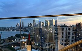 Penthouse With O2 Arena View, Free Parking & Portable Ac